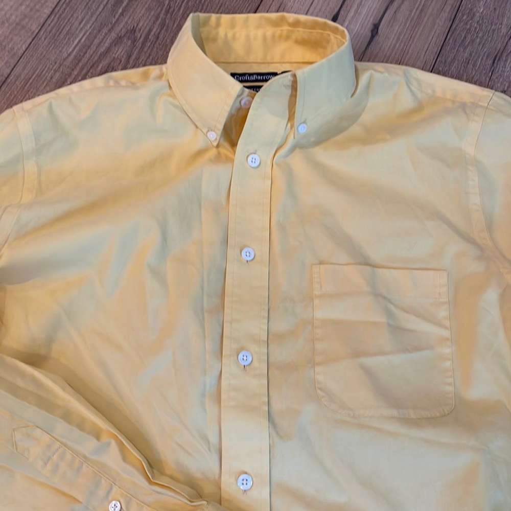 Croft & Barrow men’s button up. Neck size 16 / 32-33. Yellow.